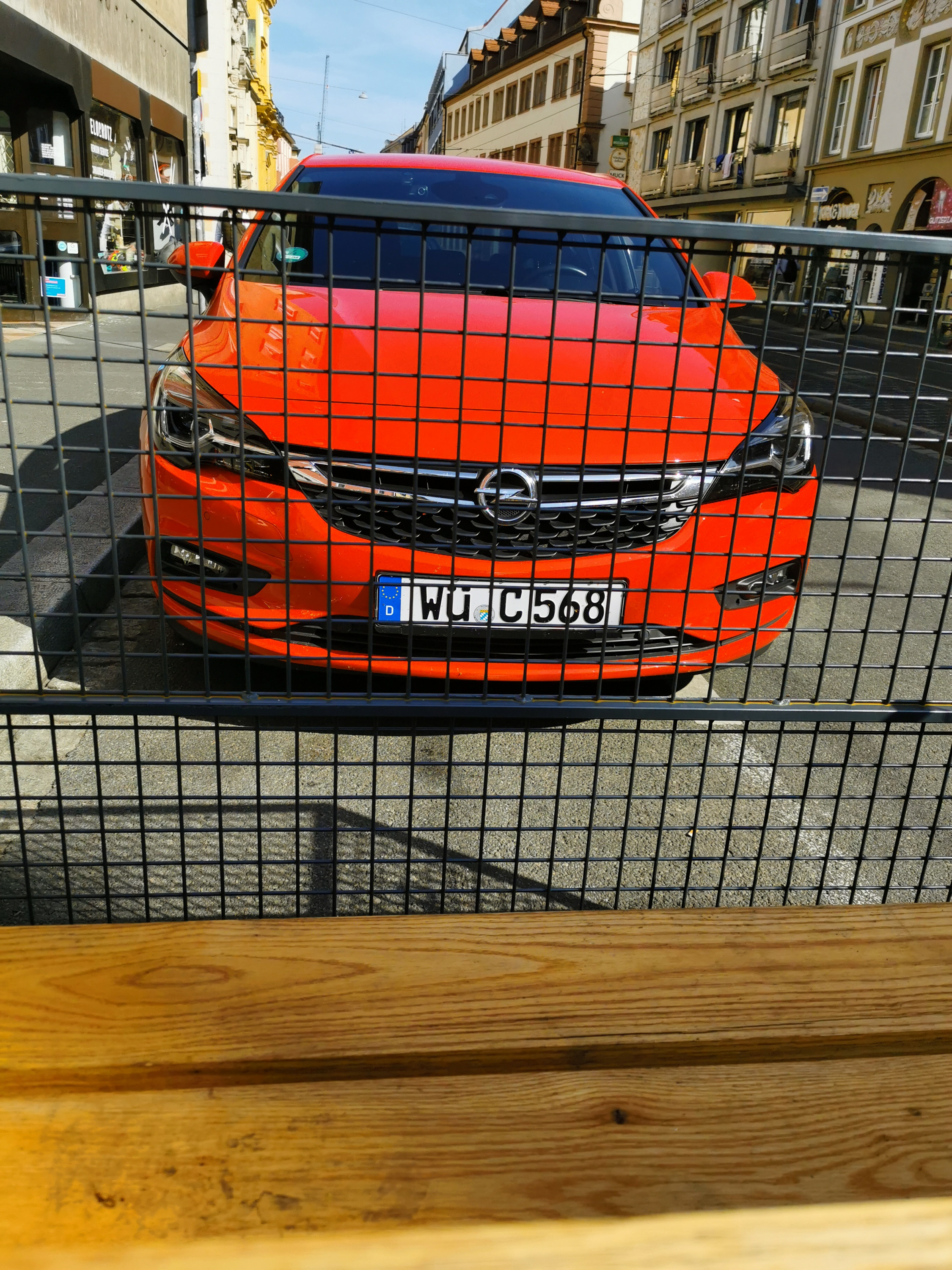 Hinter Gittern ?